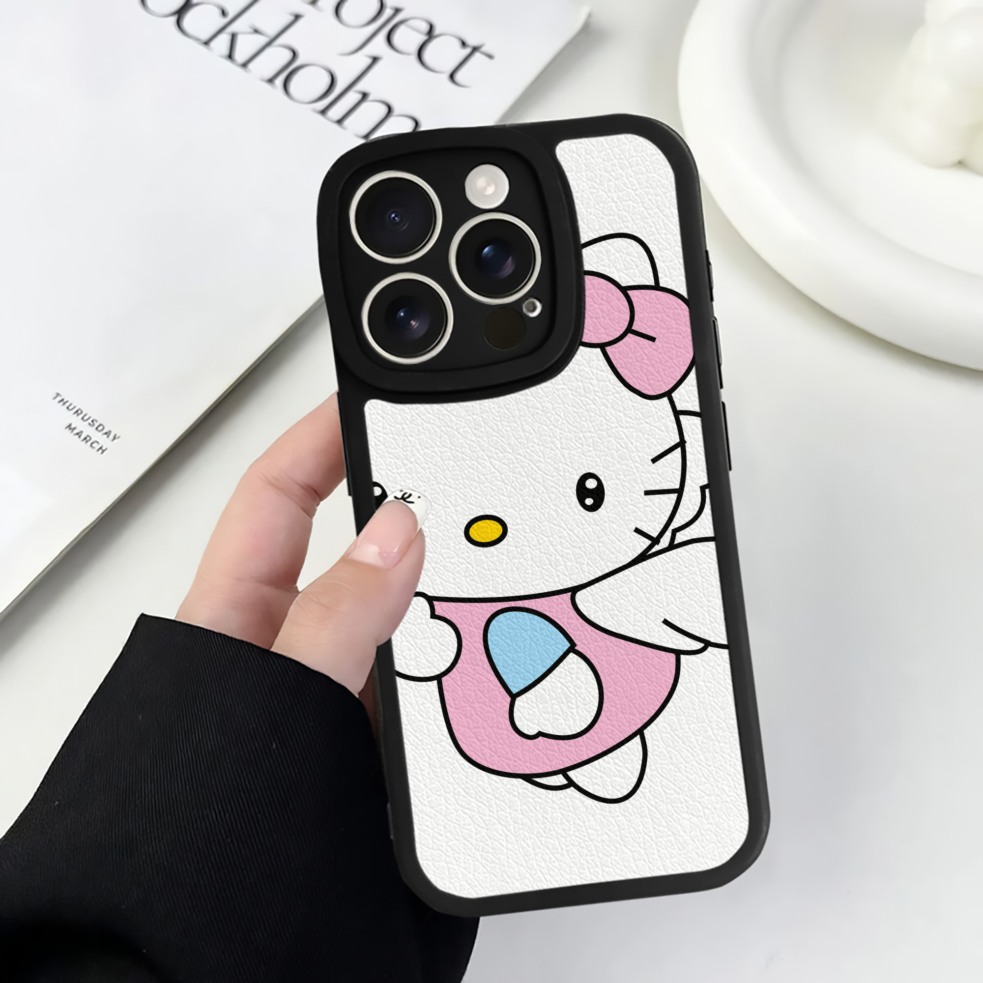 （画像用） Hello Kitty ハローキティ 【iPhone 16シリーズ対応】シリコンスマホケース（レザー調） 材質：シリコン